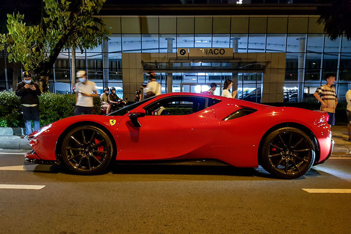 Thay vì đặt hàng mua siêu xe Ferrari SF90 Stradale phải chờ thời gian quá lâu, các đại gia Việt chỉ cần bỏ ra dưới 30 tỷ đồng đã có thể rước ngay chiếc siêu xe Ferrari SF90 Stradale đầu tiên ở Việt Nam đang được rao bán và nhanh chóng thu hút không ít sự quan tâm. Chiếc siêu xe Ferrari SF90 Stradale này được cho chưa hề đăng ký và không rõ vì sao chủ nhân lúc mua xe về lại "chia tay" nhanh đến thế.