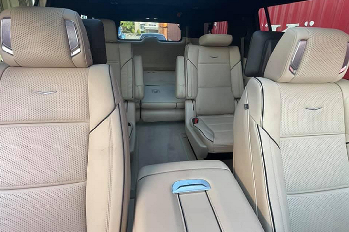Chưa hết, ở phía sau hàng ghế trước được trang bị cặp màn hình giải trí 12,6 inch có thể kết nối đa phương tiện dành cho hàng khách. Chiếc Escalade 2021 này thuộc phiên bản ESV có kích thước (DxRxC) 5.766 x 2.059 x 1.942mm đi cùng với chiều dài cơ sở 3.407mm, dài hơn 300mm so với bản tiêu chuẩn (3.071mm). Nhờ đó, nội thất xe cực kỳ rộng rãi cho 7 hàng khách.