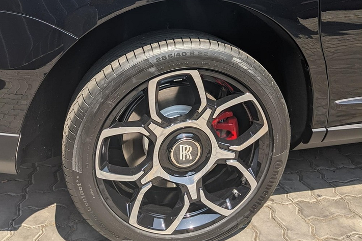 Nội thất của chiếc SUV siêu sang Rolls-Royce Cullinan Black Badge mới về dải đất hình chữ S cũng sử dụng tông màu tối làm bộ áo chủ đạo với điểm nhấn là các sọc màu trắng. Bên cạnh đó còn có nhiều chi tiết được ốp sợi carbon rất tinh xảo. Bàn đạp xe Rolls-Royce Cullinan Black Badge sơn màu tối. Muốn biết Rolls-Royce Cullinan Black Badge với một chiếc Rolls-Royce Cullinan độ phiên bản Black Badge ở ngoại thất chỉ cần nhìn vào hàng ghế sau sẽ nhận ra sự khác biệt.