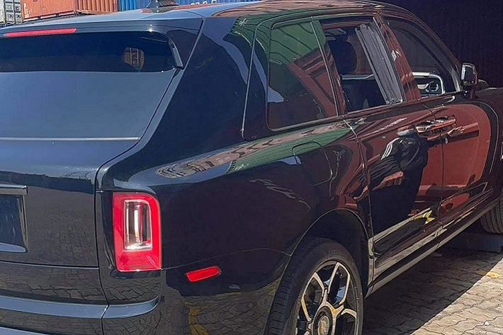 Ngay đến cả chụp ống xả của Rolls-Royce Cullinan phiên bản Black Badge cũng được sơn đen hay logo của Rolls-Royce bên hông xe cũng được sơn màu tối. Bộ mâm 5 chấu kép của Rolls- Royce Cullinan phiên bản Black Badge mới về Việt Nam còn có viền chụp mâm hoàn thành màu tối. La-zăng xe sơn 2 màu tương phản cùng kẹp phanh màu đỏ.
