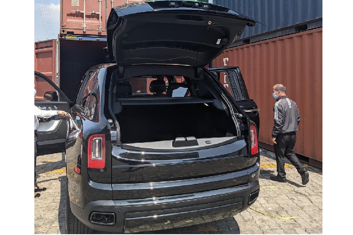 Cullinan cũng là mẫu xe thứ hai của Rolls-Royce sử dụng cơ sở gầm bệ "Architecture of Luxury" hoàn toàn bằng nhôm. Đây là cơ sở gầm bệ đã lần đầu tiên ra mắt trên Rolls-Royce Phantom thế hệ hứ 8. Xe được trang bị động cơ V12, tăng áp kép, dung tích 6.75 lít, sản sinh công suất tối đa 563 mã lực và mô-men xoắn cực đại 850 Nm tại vòng tua máy 1.600 vòng/phút. Động cơ của Rolls-Royce Cullinan được trang bị hộp số tự động ZF 8 cấp, hệ dẫn động 4 bánh toàn thời gian.