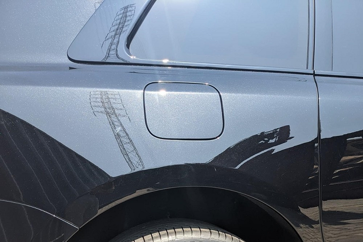 Nhìn bên ngoài Rolls-Royce Cullinan bản Black Badge sẽ thấy rõ sự khác biệt khi ngoại thất sơn màu đen và nhiều chi tiết vốn mạ crôm để tạo điểm nhấn thì nay được xử lý với tông màu đen. Trên nắp capô Cullinan Black Badge cũng có biểu tượng "thiếu phụ bay" Spirit of Ecstasy đã gắn liền với chiều dài lịch sử của hãng Rolls-Royce nhưng không được mạ bạc, vàng hay trong suốt mà sơn màu đen.