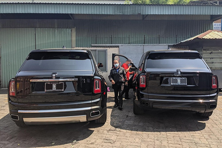 Rolls-Royce Cullinan Black Badge khác với phiên bản tiêu chuẩn khi các chi tiết vốn mạ crôm nay được sơn đen. Cũng vì thế mà mới đây nhất, độ chịu chơi của nhà giàu Việt lại được khẳng định khi một công ty nhập khẩu tư nhân khui công đến 2 chiếc SUV siêu sang Rolls-Royce Cullinan. Thậm chí, 1 trong 2 chiếc SUV siêu sang Rolls-Royce Cullinan mới về nước còn thuộc phiên bản Black Badge với gói trang bị thêm đen ở ngoại thất và còn có nội thất tông màu tối cá tính.