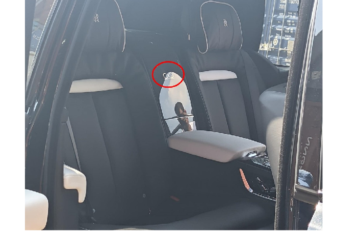 Hình ảnh duy nhất chụp nội thất chiếc SUV siêu sang Rolls-Royce Cullinan Black Badge mới được khui công cho thấy ở giữa 2 ghế ngồi phía sau của chiếc xe này xuất hiện logo vô cực. Đây chính là dấu hiệu nhận biết chính xác nhất cho một chiếc Rolls-Royce Cullinan Black Badge. Chiếc xe này còn có bầu trời đầy sao do hơn 1.000 bóng đèn LED tạo ra. Chiếc Cullinan mới về nước thuộc bản 4 chỗ, điều này đồng nghĩa hàng ghế sau sẽ có hai ghế ngồi kiểu độc lập và thương gia theo gói tuỳ chọn Individual Seat. Ở giữa hai hàng ghế này có bệ tỳ tay, tủ lạnh, hai chiếc ly và rượu champagne cùng một số tuỳ chọn khác.
