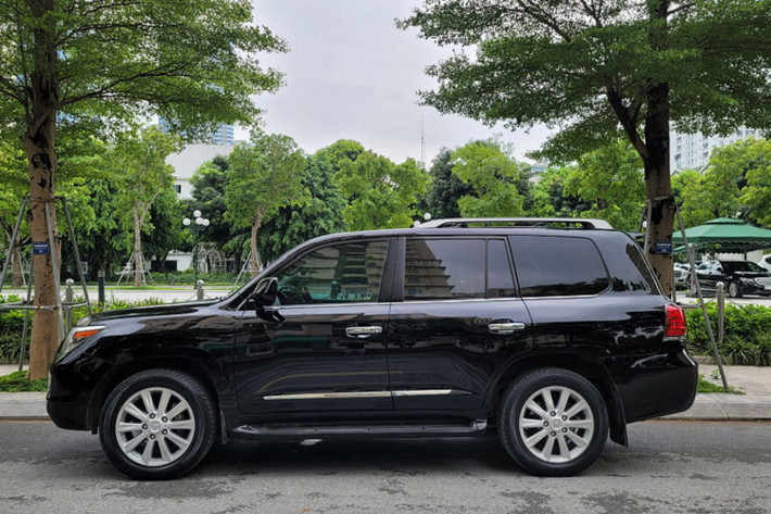 Với giá “thách cưới” khoảng 2,5 tỷ đồng, Lexus LX 570 đời 2010 là lựa chọn mua SUV cỡ lớn lý tưởng, thích hợp với tệp khách hàng mua xe sang theo kiểu “ăn chắc mặc bền”, phù hợp để phục vụ cho gia đình vì độ rộng rãi và an toàn. Thậm chí, nếu thích phong cách Lexus LX 570 mới, khách hàng có thể độ ngoại thất với chi phí khoảng 500 triệu đồng.