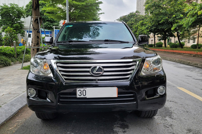 Đơn của, chiếc Lexus LX 570 sản xuất 2009, đời 2010 này đang được chào bán với giá thách cưới 2,450 tỷ đồng. Tầm giá ngang với “đập hộp” Mercedes-Benz GLC 300 có giá 2,419 tỷ đồng. Hay bằng khoảng nửa giá so với giá “đập hộp” và lăn bánh Toyota Land Cruiser 2022, tạm tính khoảng 4,488 tỷ đồngở khu vực TP.HCM.