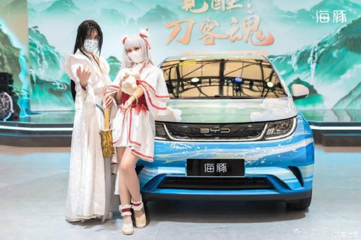 BYD Dolphin 2021 mới là mẫu xe hatchback chạy điện cỡ C hoàn toàn mới, dự định sẽ được bày bán trên thị trường toàn cầu, bao gồm cả châu Âu. Nhắm đến giới trẻ đam mê công nghệ, BYD Dolphin đã chính thức trình làng trong triển lãm game lớn nhất Trung Quốc ChinaJoy 2021 vừa qua.