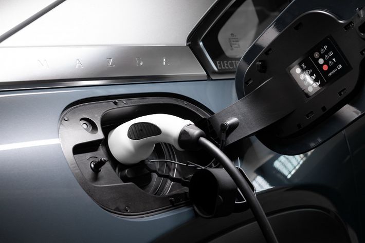 Mazda MX-30 sử dụng bộ pin 35,5 kWh gắn dưới sàn, cho công suất 143 mã lực và mô-men xoắn 271 Nm. Sức mạnh được dẫn xuống bánh trước thông qua hộp số giảm tốc một cấp.