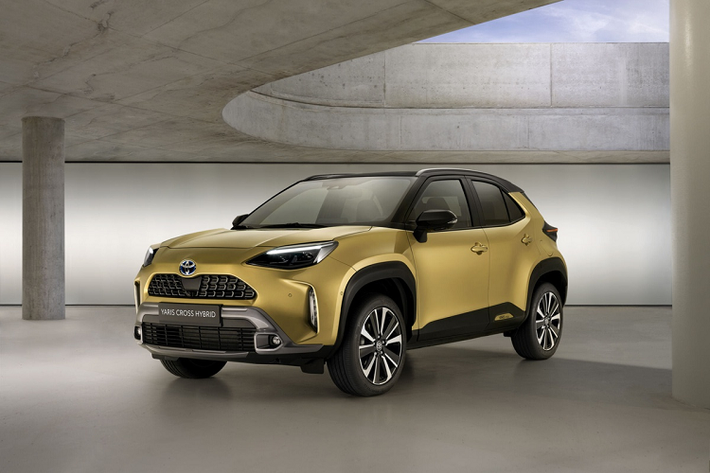 Toyota Yaris Cross 2021 mới, mẫu SUV đô thị phát triển trên cùng nền tảng TNGA-B với dòng sedan hạng B Yaris, vừa có thêm phiên bản Adventure với thiết kế hầm hố hơn, mang phong cách SUV việt dã.