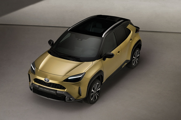 Toyota Yaris Cross Adventure 2021 được trang bị tiêu chuẩn hai thanh ba-ga nóc màu bạc, đi kèm bộ vành hợp kim 18 inch màu xám/kim loại.