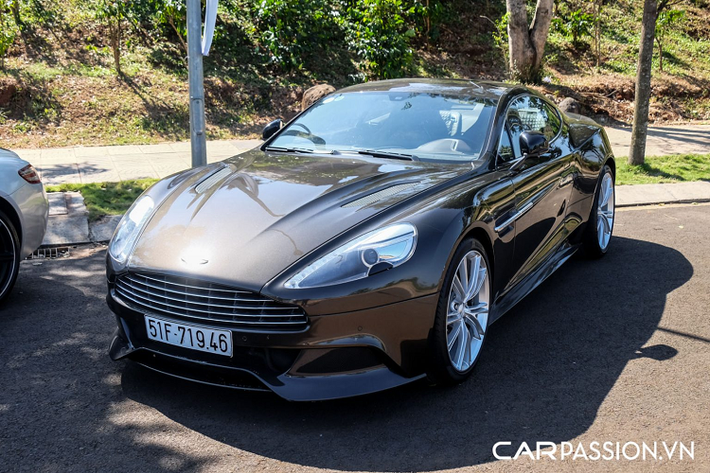 Khối động cơ mà Vanquish Volante sử dụng là loại V12 hút khí tự nhiên, có dung tích 5.9 lít, sản sinh công suất tối đa 565 mã lực và mô men xoắn cực đại 620 Nm. Sức mạnh này được truyền đến bánh sau thông qua hộp số ZF 8 cấp, nhờ đó chiếc xe thể thao này có thể tăng tốc từ 0-100 km/h trong vòng 4,1 giây trước khi đạt tốc độ tối đa 295 km/h.