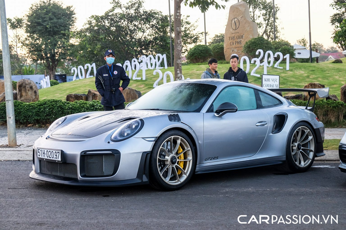 Siêu xe Porsche 911 GT2 RS có thiết kế đậm chất khí động học, ngoại thất của xe có sự xuất hiện của hàng loạt chi tiết bằng sợi carbon và bộ mâm 5 chấu kép màu vàng bắt mắt. Xe được trang bị động cơ Boxer 6 xi-lanh, dung tích 3.8 lít, sản sinh công suất tối đa 700 mã lực và mô men xoắn cực đại đạt 750 Nm, tăng tốc từ 0-100 km/h chỉ mất vỏn vẹn 2,8 giây và có tốc độ tối đa đạt 340 km/h. Tại thị trường trong nước, 911 GT2 RS được phân phối chính hãng với mức giá hơn 20 tỷ đồng.