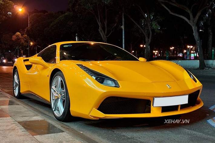 “Trái tim của Siêu ngựa” 488 GTB là khối động cơ V8, tăng áp kép, 3.9 lít, sản sinh công suất tối đa 661 mã lực và mô-men xoắn cực đại 760 Nm. Kết hợp cùng hộp số ly hợp kép 7 cấp sức mạnh này khiến 488 GTB chỉ mất khoảng 3 giây để tăng tốc từ 0 - 100 km/h trước khi đạt vận tốc tối đa 330 km/h. Giá xe Ferrari 488 GTB tại Việt Nam dao động ở khoảng 15 - 18 tỷ đồng khi về nước, gấp 3 lần bán ra tại thị trường châu Âu.
