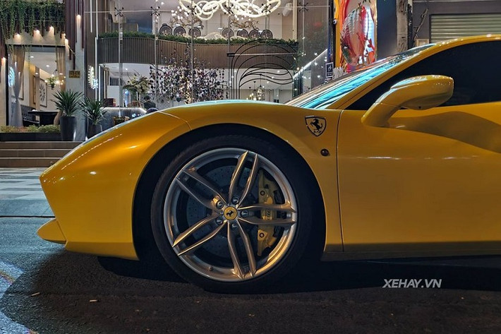 Ferrari 488 của Đặng Lê Nguyên Vũ là phiên bản kế nhiệm của mẫu 458. Theo nhà sản xuất, có tới 85% bộ phận trên 488 được thay mới so với 458. Đáng chú ý nhất là động cơ tăng áp 3.9 lít thay động cơ hút khí tự nhiên dung tích 4.5 lít trên thế hệ tiền nhiệm.