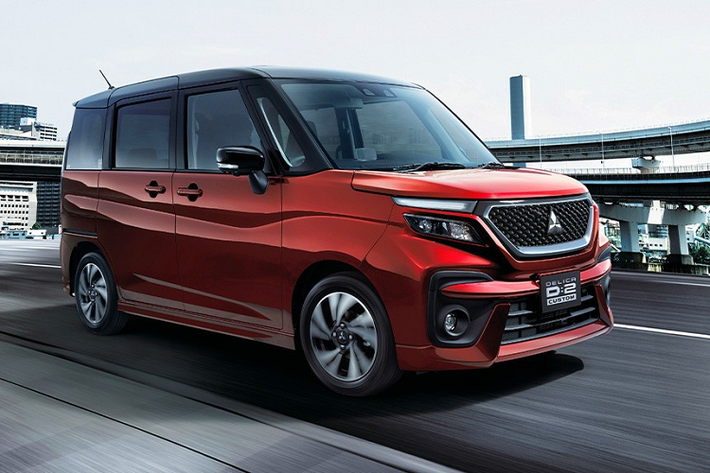 Bước vào bên trong Mitsubishi Delica D:2 2021 bản thường, người lái được chào đón bằng không gian nội thất phối màu xanh hải quân và đen. Ghế của xe được bọc bằng chất liệu như ghế sofa tại nhà, tạo cảm giác thân thiện cho người dùng. Trong khi đó, Mitsubishi Delica D:2 Custom 2021 được trang bị nội thất màu đỏ Bordeaux và đen. Ngoài ra, bản Custom còn có những chi tiết bằng kim loại, mang đến cảm giác cao cấp hơn.