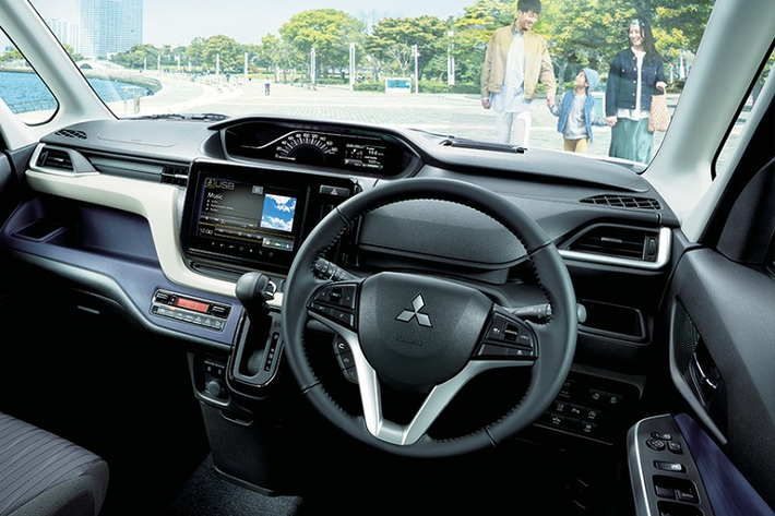 Trong khi đó, bản Custom của Mitsubishi Delica D:2 2021 lại được trang bị lưới tản nhiệt rộng hơn với mắt lưới nhỏ và viền mạ crôm màu tối bao quanh. Ngoài ra, bản Custom còn được trang bị đèn LED định vị ban ngày tách riêng, nằm bên trên đèn pha chính thay vì tích hợp vào bên trong như bản thường. Tương tự bản thường, Mitsubishi Delica D:2 Custom 2021 cũng được trang bị vỏ đèn pha màu tối.