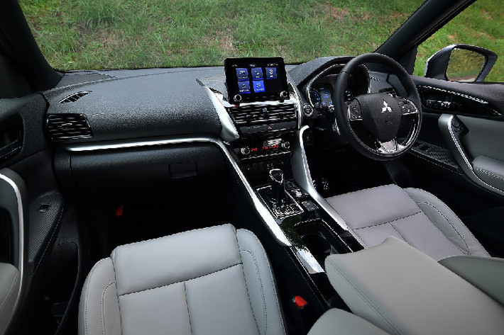 Chưa hết, một số tính năng của Mitsubishi Eclipse Cross PHEV 2021 có thể điều khiển thông qua ứng dụng trên điện thoại thông minh mang tên Mitsubishi Remote Control. Ứng dụng này cho phép người lái lên kế hoạch và sạc pin điều khiển từ xa để tận dụng giá điện ngoài giờ cao điểm.