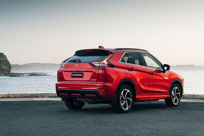 Theo hãng Mitsubishi, người lái có thể dùng mẫu crossover cỡ C này để cung cấp điện cho các thiết bị trong nhà khi bị mất điện. "Mẫu xe này có thể đóng vai trò như pin sạc để chạy các thiết bị gia dụng với nguồn năng lượng dự trữ", Mitsubishi Australia cho biết. "Vì xe plug-in hybrid có thể tự tạo ra điện khi được đổ xăng nên đóng vai trò như máy phát điện 4 bánh tạm thời trong trường hợp mất điện vì thảm họa thiên nhiên".