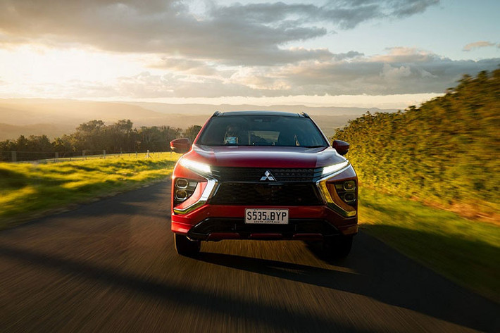 Nếu chỉ dùng mô-tơ điện, Mitsubishi Eclipse Cross PHEV 2021 có thể chạy được 55 km và đạt vận tốc tối đa 135 km/h. Nếu có thêm sự hỗ trợ của động cơ xăng, xe có thể hoàn thành quãng đường hơn 500 km. Thời gian sạc đầy pin của mẫu xe này bằng nguồn điện ở nhà là khoảng 7 tiếng đồng hồ.