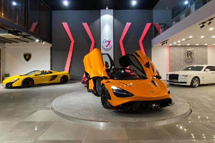 Chỉ sau khoảng 1 tuần 2 chiếc siêu xe Ferrari SF90 Stradale liên tiếp cập bến Việt Nam đã khiến cho giới nhà giàu trong nước không khỏi choáng ngợp thì vào tối hôm qua, ngày 5/2/2021, một siêu xe cực đắt đỏ và hiếm có trên thế giới đã chính thức có mặt tại Việt Nam và nhanh chóng được bàn giao cho chủ nhân đặt mua từ trước đó, chiếc xe mà chúng tôi muốn đề cập đó chính là siêu xe McLaren 765LT hàng hiếm.
