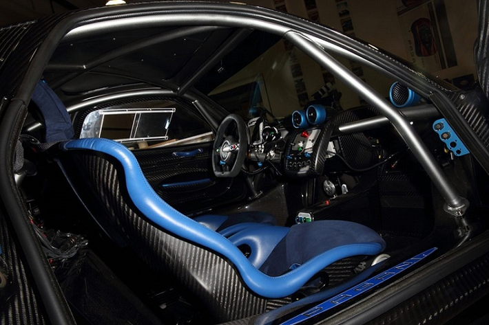 Mỗi chiếc siêu xe Pagani Zonda Revolucion đều được cá nhân hóa để trở nên độc nhất vô nhị. Do đó, mẫu xe Zonda Revolucion được đề cập đến trong bài sẽ là chiếc duy nhất có lớp hoàn thiện ngoại thất bằng sợi carbon màu xanh lam tuyệt đẹp. Pagani được biết đến như một bậc thầy trong việc sử dụng chất liệu sợi carbon trên dòng sản phẩm của mình, và sợi carbon màu xanh lam xuất hiện trên chiếc Zonda Revolucion này khiến nó càng trở nên nổi bật hơn.