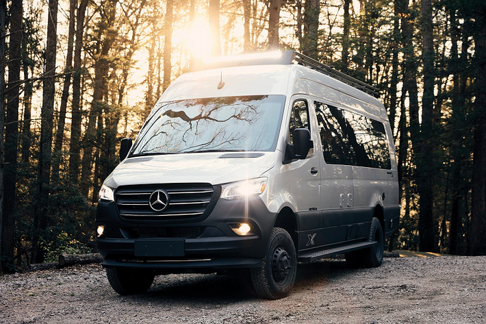 Trong bối cảnh đại dịch Covid-19 bùng phát hơn một năm qua, nhà di động (motorhome) trở thành loại phương tiện được nhiều người Mỹ ưa chuộng nhờ tính riêng tư, hạn chế tiếp xúc mà vẫn đảm bảo được sự tiện nghi ở bất kỳ đâu và chiếc Mercedes Sprinter độ nhà di động này là một ví dụ.