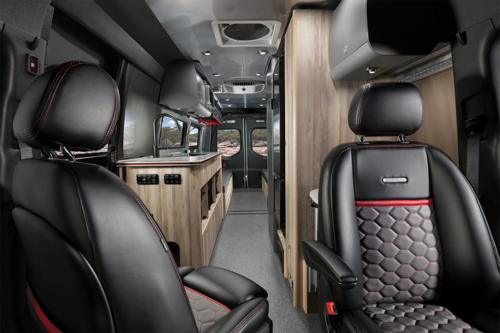 Airstream còn trang bị cho Interstate 24X nhiều tiện ích khác như bàn làm việc, 2 ghế trước xoay đa năng, khung treo hành lý, hộc để đồ...