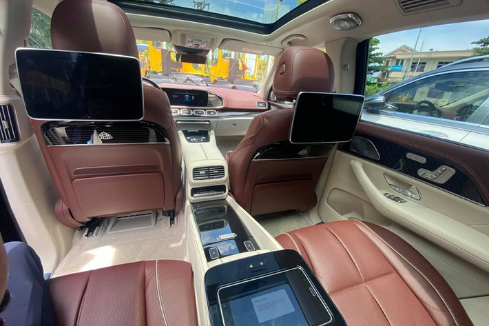 Mới đây, một người chuyên mua bán xe sang ở Hà thành đã đăng tải hình ảnh 2 chiếc SUV siêu sang Mercedes-Maybach GLS 600 được mang về nước nhanh chóng thu thút sự chú ý của các đại gia trong nước. Điểm ấn tượng trên cặp đôi SUV siêu sang Mercedes-Maybach GLS 600 cùng cập cảng là mang 2 phong cách màu đối lập hẳn với nhau. Trong đó, 1 chiếc Mercedes-Maybach GLS 600 mang tông màu đen với điểm nhấn là nửa thân trên của xe được xử lý màu đỏ bầm khá ăn nhập.