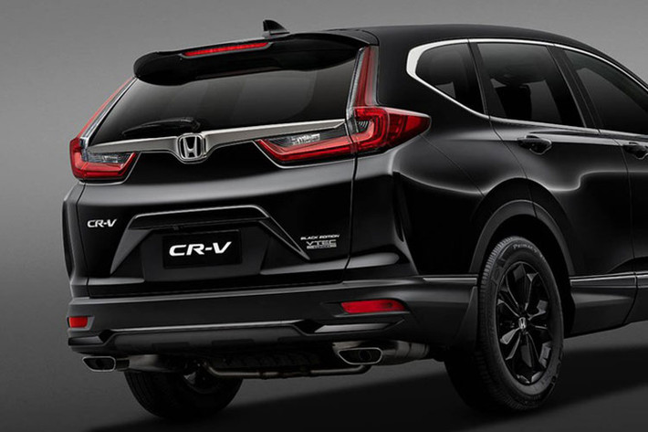 Diện mạo bên ngoài của mẫu xe SUV Honda CR-V Black Edition bản 5 chỗ này được thay đổi một số chi tiết mạ chrome đen tạo phong cách khác biệt như mặt ca-lăng, viền cản trước sau và thân xe, viền cửa sổ… La-zăng cũng được sơn đen nhưng có kích thước 17 inch, nhỏ hơn phiên bản tại Việt Nam.