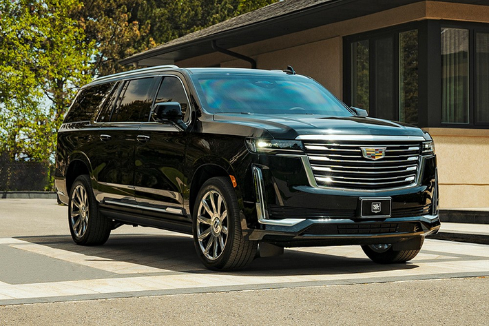 Đi xung quanh khu phố trong một chiếc SUV sang trọng, to lớn như Cadillac Escalade 2021 mới là một cách tuyệt vời để thể hiện thành công, địa vị mà không quá thu hút như một siêu xe hoặc Rolls-Royce. Bản chất này càng có lợi đối với những người mua giàu có, những người lo sợ về sự an toàn của mình mỗi khi đi trên đường.