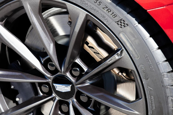 Không chỉ mạnh mẽ hơn, Cadillac CT4-V Blackwing 2022 còn có một số thay đổi trong thiết kế như hốc gió cỡ lớn hơn và lưới tản nhiệt riêng. Tiếp đến là bộ body kit bao gồm bộ chẻ khí trước, khe gió trên chắn bùn trước, thanh ba-bô-lê mở rộng bên sườn, cánh gió đuôi và bộ khuếch tán gió phía sau.