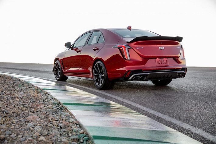 Điểm nhấn đáng chú ý nhất của Cadillac CT4-V Blackwing 2022 chính là động cơ. Theo đó, mẫu xe này sử dụng động cơ xăng V6, tăng áp kép, dung tích 3.6L, sản sinh công suất tối đa 472 mã lực và mô-men xoắn cực đại 603 Nm. So với bản thường, mẫu xe này mạnh hơn 8 mã lực đồng thời có thể tăng tốc từ 0-96 km/h trong thời gian xấp xỉ 3,8 giây và đạt vận tốc tối đa 304 km/h.