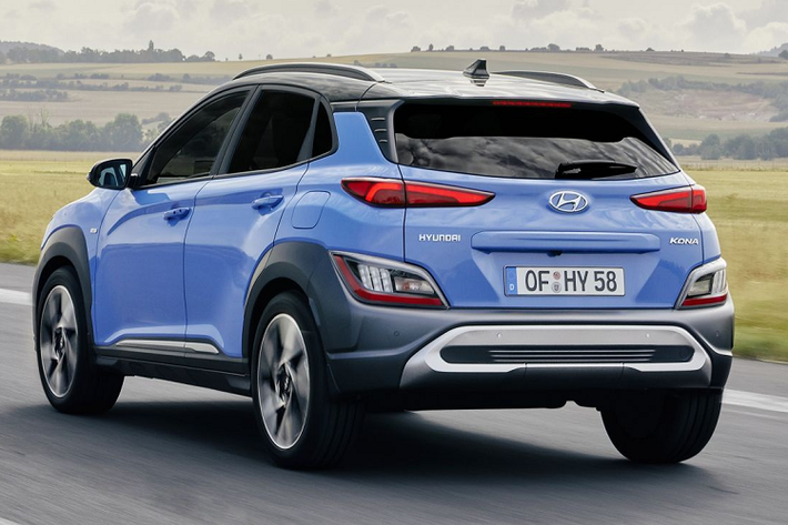Với công nghệ van biến thiên liên tục (Continuous Variable Valve Duration), động cơ của Kona 2021 cho công suất 195 mã lực, cao hơn mẫu Kona hiện được phân phối tại Việt Nam 21 mã lực. Trong khi đó, mô-men xoắn cực đại giữ nguyên ở mức 265 Nm tại 1.800-4.500 vòng/phút. Xe vẫn dùng hộp số ly hợp kép 7 cấp và hệ dẫn động cầu trước.