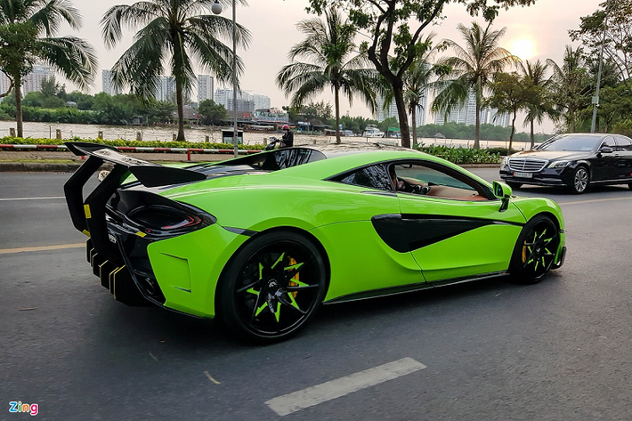 McLaren 570S ra mắt vào năm 2015 tại triển lãm New York International Auto Show. Thuộc phân khúc Sport Series, 570S được xếp ngang với các đối thủ như Lamborghini Huracan, Audi R8, Ferrari 488 GTB… Khác với các đối thủ trên, McLaren 570S ít được lòng của nhiều đại gia Việt.