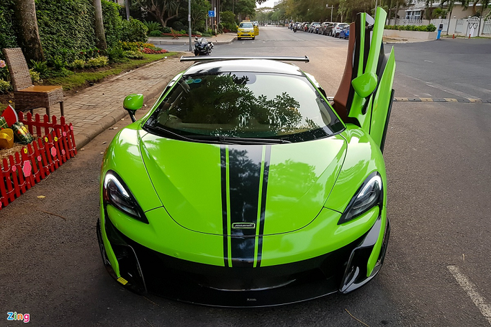 Cản trước được thiết kế lại với các đường nét cắt xẻ táo bạo hơn cùng hốc gió lớn. Theo Vorsteiner, các chi tiết này được làm từ các chất liệu tổng hợp với độ bền cao cùng khối lượng cực nhẹ.