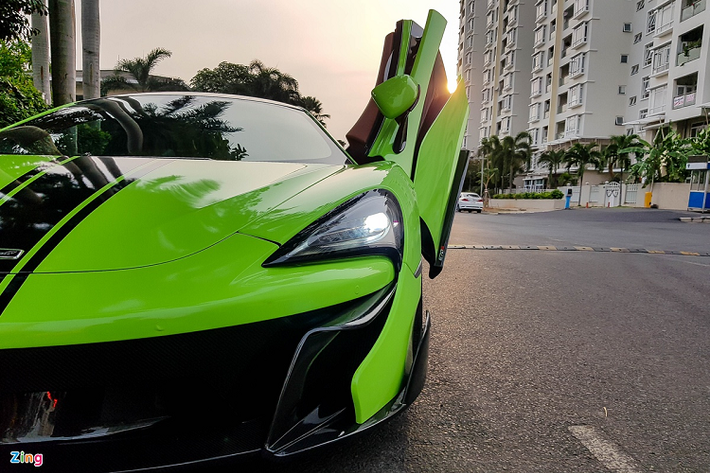 McLaren 570S được trang bị khối động cơ V8 twin turbo M838T E dung tích 3.8L, sản sinh công suất tối đa 570 mã lực và mô men xoắn cực đại 601 Nm. Đi kèm là hộp số 7 cấp ly hợp kép do Graziano SSG gia công. 570S có khả năng tăng tốc 0-100 km/h chỉ trong 3,2 giây, trước khi đạt vận tốc tối đa 328 km/h.