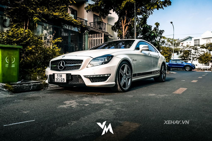 Điểm gây thu hút đầu tiên của Mercedes-AMG CLS 63 mới chính là sức mạnh mà chiếc xe này sở hữu. Để có thể cạnh tranh sát ván với các đối thủ nặng ký như Audi RS7 hay BMW M6, Mercedes-AMG CLS 63 được trang bị "trái tim" là khối động cơ V8 5.5L Bi-turbo hàng khủng, sản sinh công suất 525 mã lực và 700 Nm mô-men xoắn.
