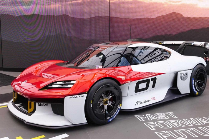 Tại Triển lãm Ô tô Munich 2021, hãngPorsche đã giới thiệu mẫu xe đua chạy điện đầu tiên của mình - Porsche Mission R 2022 mới, qua đó tiến thêm một bước trên sứ mệnh điện khí hóa dòng sản phẩm của mình.