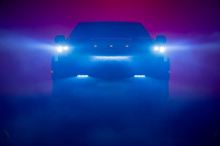 Để tăng thêm sự tò mò của mọi người, Toyota đã tung ra một đoạn video "nhá hàng" về nội thất cải tiến của mẫu xe bán tải Toyota Tundra 2022. Theo đó, chiếc bán tải cỡ lớn sẽ có cửa sổ trời trượt toàn cảnh, cửa sổ phía sau trượt xuống linh hoạt, ghế ngồi bọc da hoặc SofTex màu đỏ.