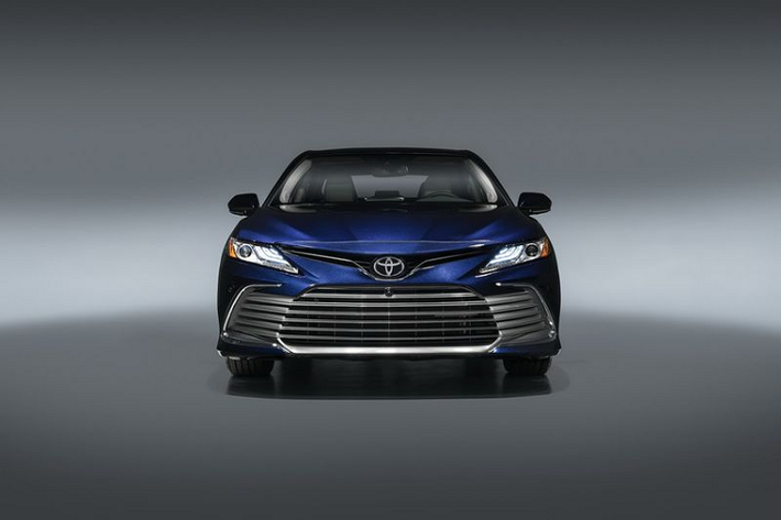 Về truyền động, hy vọng rằng Toyota Camry mới tại Việt Nam sẽ có cả bản hybrid bên cạnh hai lựa chọn truyền thống như hiện tại là 2.0L 165 mã lực và 2.5L 181 mã lực. Mức giá xe Toyota Camry 2021 mới tại Việt Nam hiện vẫn là một ẩn số.