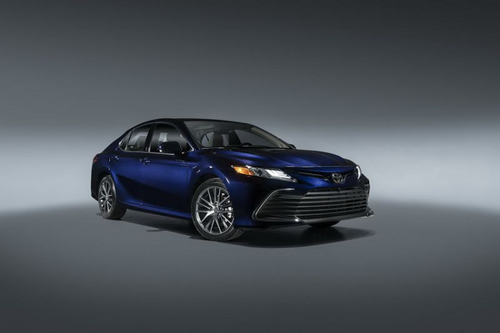 Thị trường Việt Nam hiện đang được phân phối mẫu xe sedan Toyota Camry thế hệ thứ 8 (ra mắt từ 2 năm trước). Về cơ bản, Camry facelift sắp tới cũng không có thay đổi gì nhiều ngoại trừ một số chi tiết như cản trước và sau được sửa đổi.