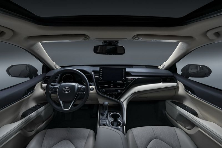 Lưới tản nhiệt của Toyota Camry 2021 mới được kéo dài sang hai bên giúp đầu xe trông rộng hơn, Hình ảnh đăng ký bản quyền cho thấy Camry 2021 tại Việt Nam cũng sẽ có mâm xe 18 inch 2 tông màu tương phản mới.