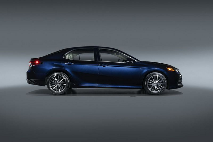 Di chuyển vào bên trong, nội thất Camry 2021 được làm mới với màn hình trung tâm đặt nổi hẳn lên trên, phiên bản phân phối tại Việt Nam sẽ có cả cửa sổ trời. Xe vẫn sẽ có màn hình 7 inch trong cụm đồng hồ đo, điều hòa tự động 3 vùng, hệ thống âm thanh JBL, phanh đỗ điện tử...