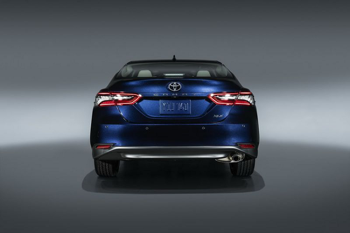 Không rõ phiên bản Camry 2021 tại Việt Nam có được cung cấp gói toàn Safety Sense 2.5+ như bản Mỹ hay không, gói này bổ sung tính năng hỗ trợ phanh tự động có phát hiện người đi bộ ban đêm và tính năng trợ lái khẩn cấp.
