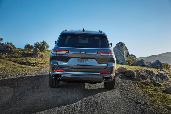 Những khách hàng tìm kiếm sự sang trọng hơn có thể chọn mức giá xe Jeep Grand Cherokee L Overland bán ra khoảng 56.490 USD (khoảng 1,3 tỷ đồng). Phiên bản mang đến giao diện phía trước độc đáo, hệ thống đèn LED cao cấp và cửa sổ trời toàn cảnh. Mẫu xe còn có các điểm nhấn mạ crôm sáng, gạt mưa cảm biến, đàm thoại rảnh tay và la-zăng nhôm 20 inch.