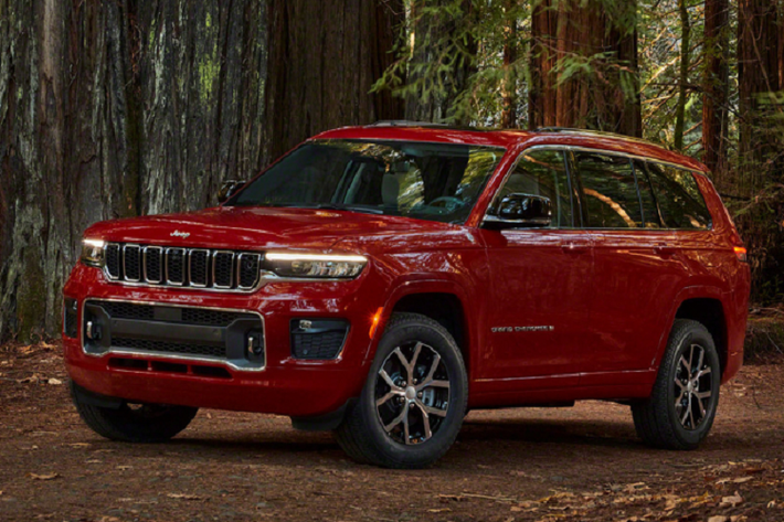 Di chuyển lên một hạng là phiên bản Grand Cherokee L Limited. Phiên bản này có mức giá tăng vọt so với bản tiêu chuẩn ở mức 45.490 USD (khoảng 1,047 tỷ đồng). Nhờ đó, chiếc SUV sở hữu giao diện đặc sắc hơn với lưới tản nhiệt đẳng cấp hơn, cốp điện, hệ thống đèn pha thông minh. Xe cũng có đèn sương mù LED và hệ thống khởi động từ xa.