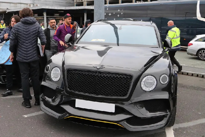 Hậu vệ Kyle Walker có vẻ khiêm tốn hơn khi chỉ sử dụng 2 chiếc xe đắt tiền là Bentley Bentayga (200.000 bảng) và Mercedes-AMG GT R (90.000 bảng). Bộ đôi xe này đều có màu đen với các điểm nhấn màu vàng. Ảnh: The Sun.