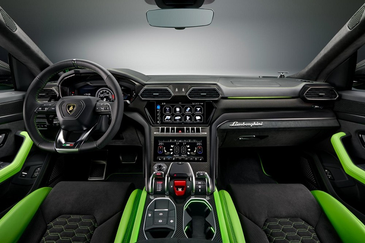 Bên cạnh các màu sơn nổi bật này, ngoại hình của Lamborghini Urus Pearl Capsule còn đi kèm rất nhiều chi tiết là sợi carbon như nắp capô các ốp hốc gió phía trước, bên hông và sau xe, cản va trước/sau hay cho đến các vòm bánh xe... Ngoài ra còn có điểm nhấn chính là việc các mẫu xe Lamborghini Urus Pearl Capsule đi kèm nóc màu đen tương phản.