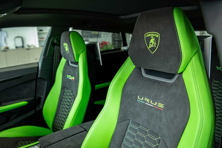 Do trung tâm thiết kế Centro Stile của hãng Lamborghini tạo ra, Pearl Capsule là gói độ chính hãng đầu tiên dành cho dòng siêu xe Urus. Gói này cho phép khách hàng sơn chiếc Lamborghini Urus 2021 của mình với những màu sơn ngoại thất như vàng Giallo Inti, cam Arancio Borealis hoặc xanh cốm Verde Mantis như chiếc xe Lamborghini Urus Pearl Capsule mới về Campuchia.