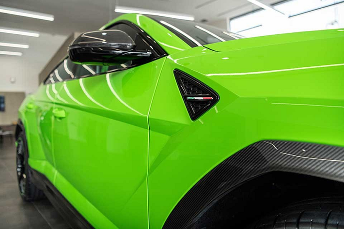 Ước tính các đại gia ở Campuchia đã ùng hộ hơn 80 chiếc Urus cho hãng xe Lamborghini, chưa dừng lại đó, mới đây, đại lý Lamborghini Cambodia chính hãng đã giới thiệu với các đại gia ở Campuchia chiếc siêu SUV Lamborghini Urus đời 2021 với gói độ chính hãng mang tên Pearl Capsule đầu tiên về đây.